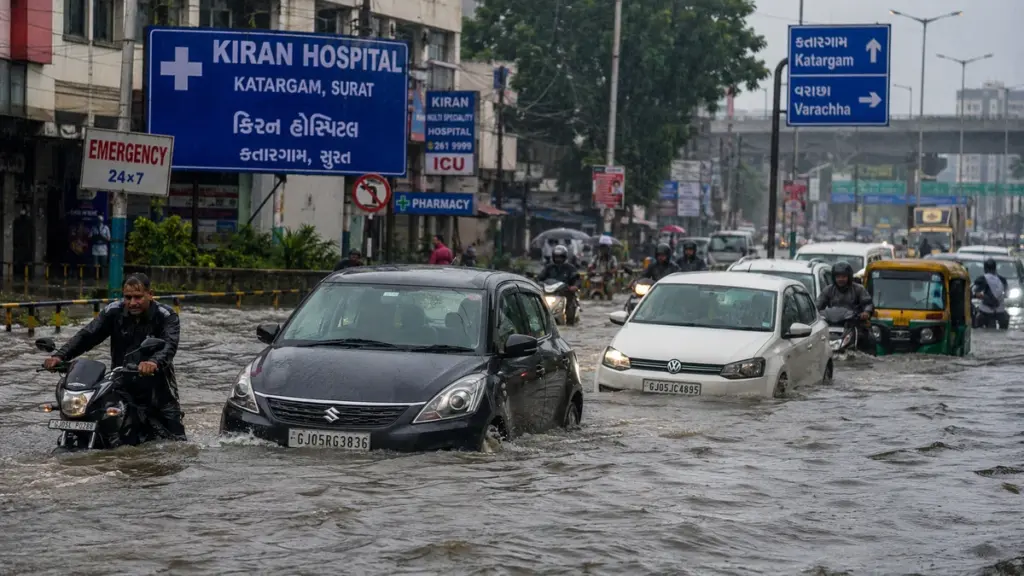 भारी बारिश के बाद जलभराव, किरण हॉस्पिटल के पास सड़क पर फंसे वाहन