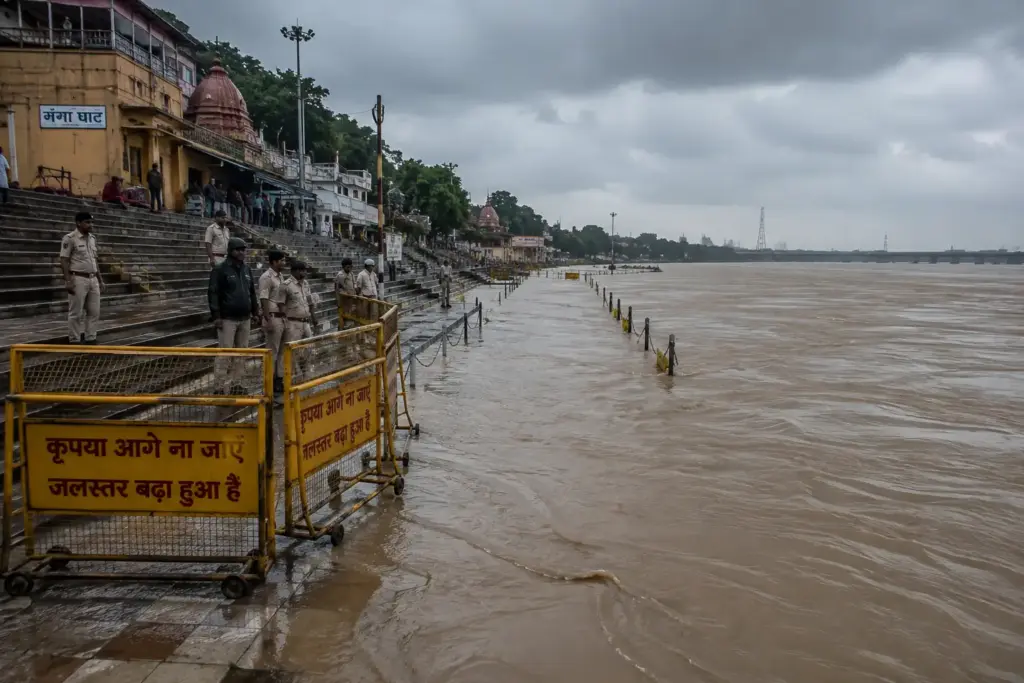 बारिश के बाद बाढ़ प्रभावित क्षेत्र का निरीक्षण करते प्रशासनिक अधिकारी।