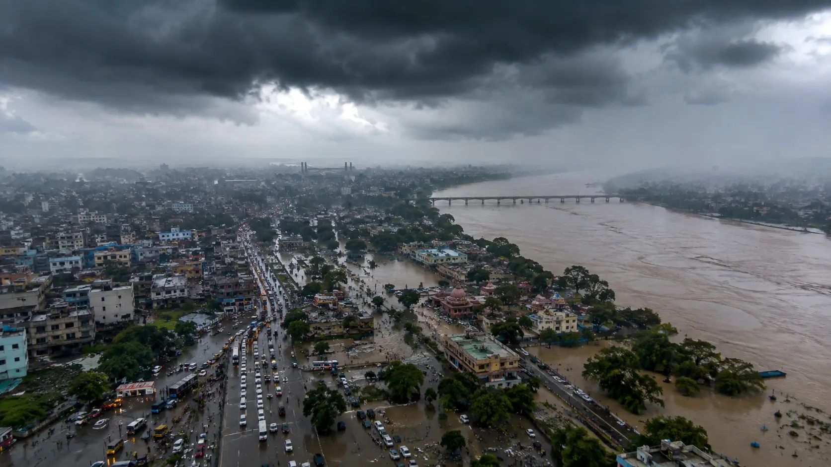 कानपुर में बारिश से शहर का दृश्य जहां लगातार बारिश के कारण सड़कें जलमग्न हैं और गंगा नदी का जलस्तर बढ़ा हुआ दिखाई दे रहा है।