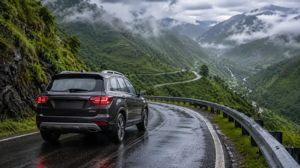 हल्की बारिश में पहाड़ी सड़क पर सुरक्षित चलती हुई आधुनिक SUV।